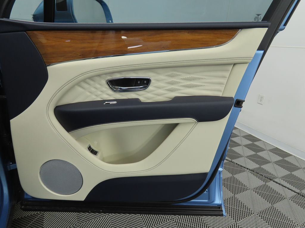 Thumbnail: 2025 Bentley Bentayga - 25
