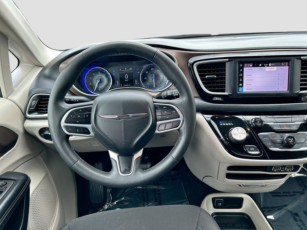 Thumbnail: 2022 Chrysler Voyager - 21