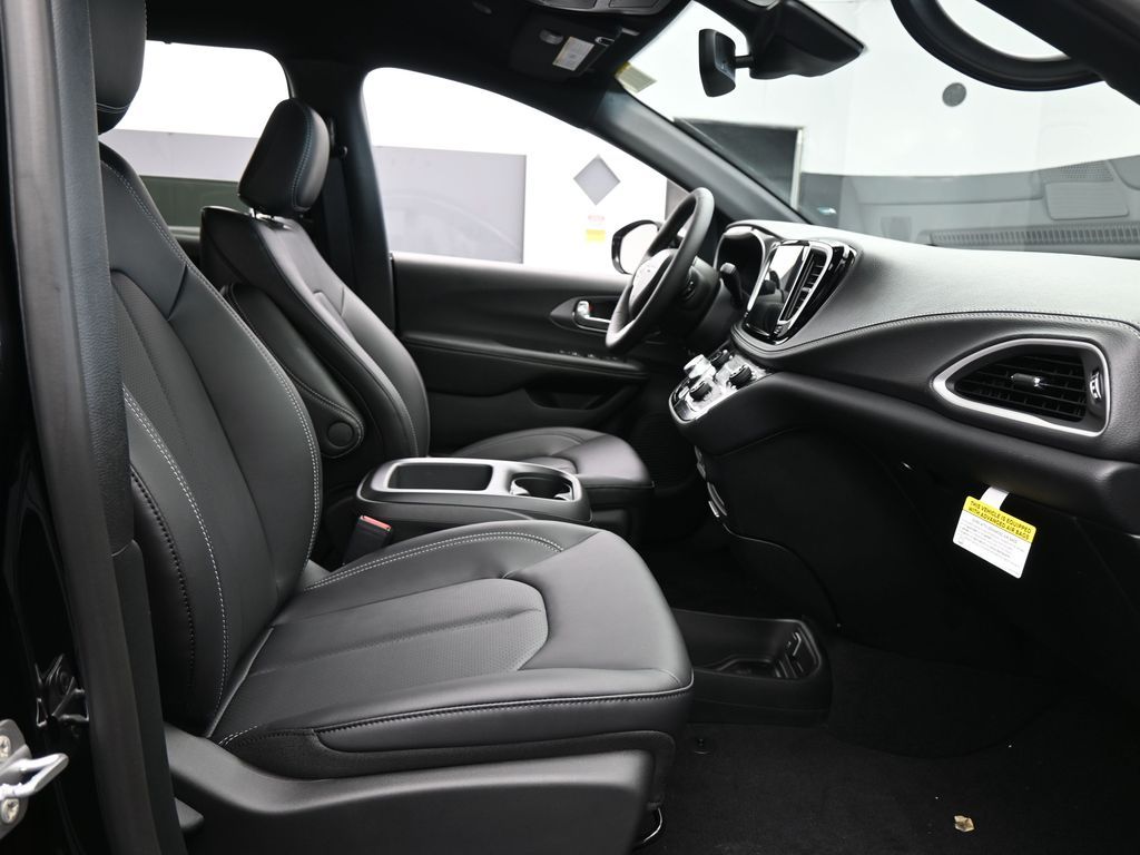 New 2026 Diamond Black Crystal Pearlcoat Chrysler Select image 45