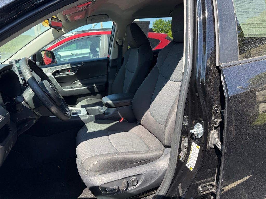 2025 Toyota RAV4 XLE - Photo 8