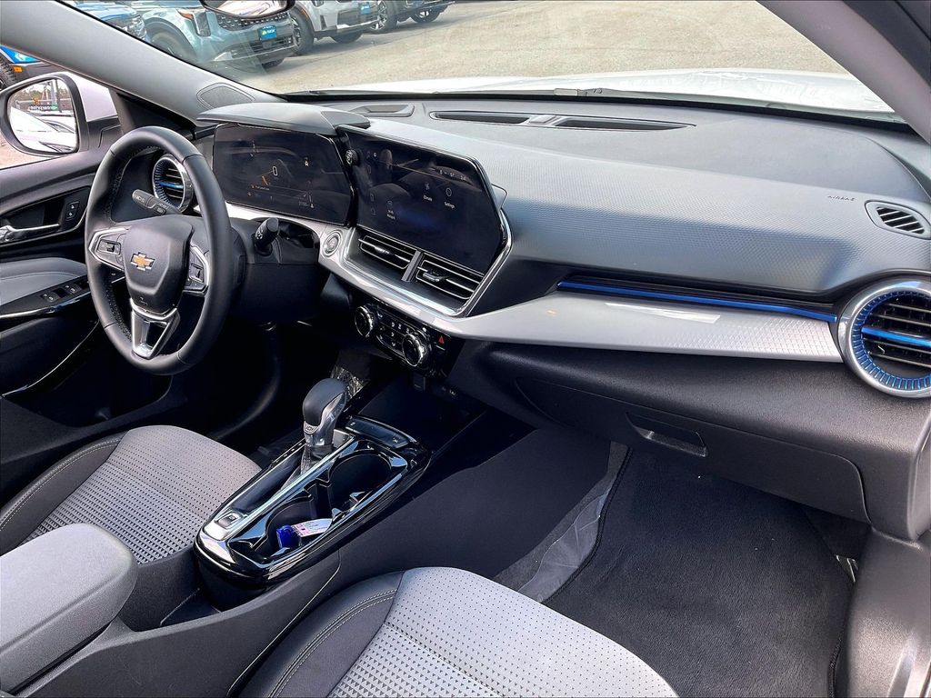 2025 Chevrolet Trax — photo 13