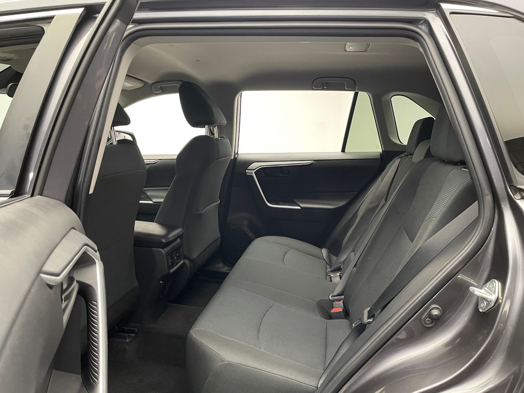 2022 Toyota RAV4 LE 32