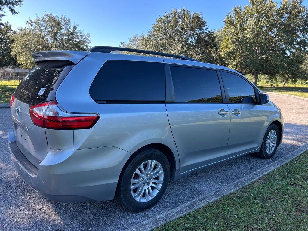 Thumbnail: 2017 Toyota Sienna - 5
