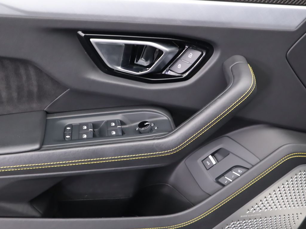 Thumbnail: 2020 Lamborghini Urus - 24
