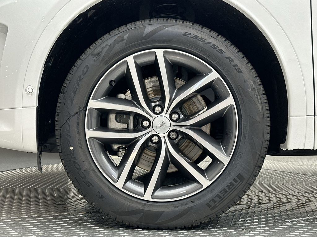 Thumbnail: 2024 Land Rover Discovery Sport - 11