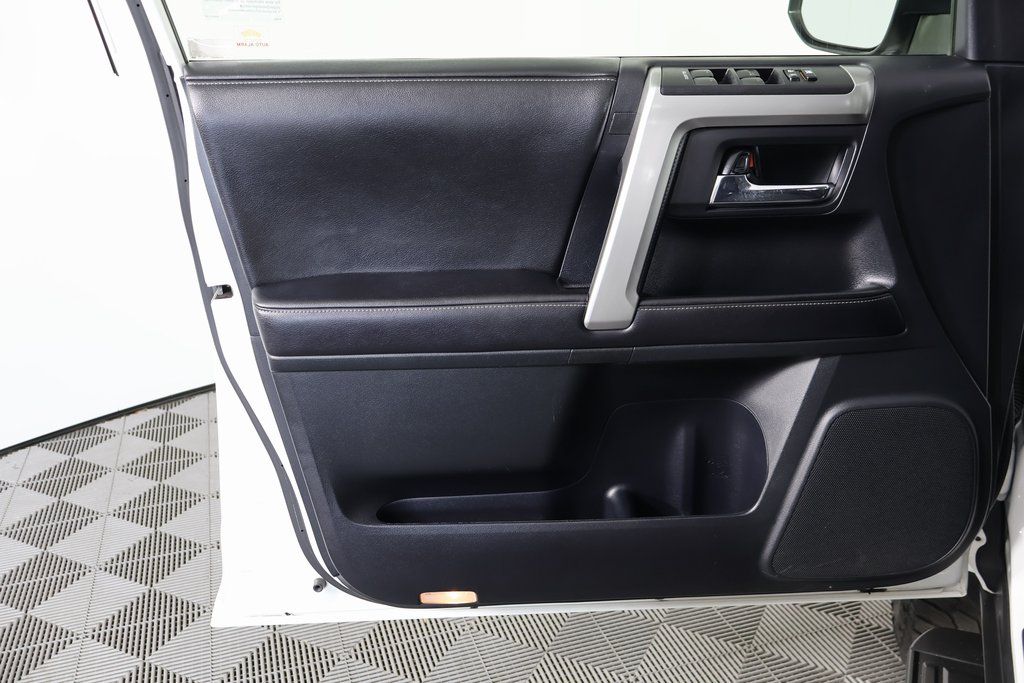 Thumbnail: 2015 Toyota 4Runner - 12