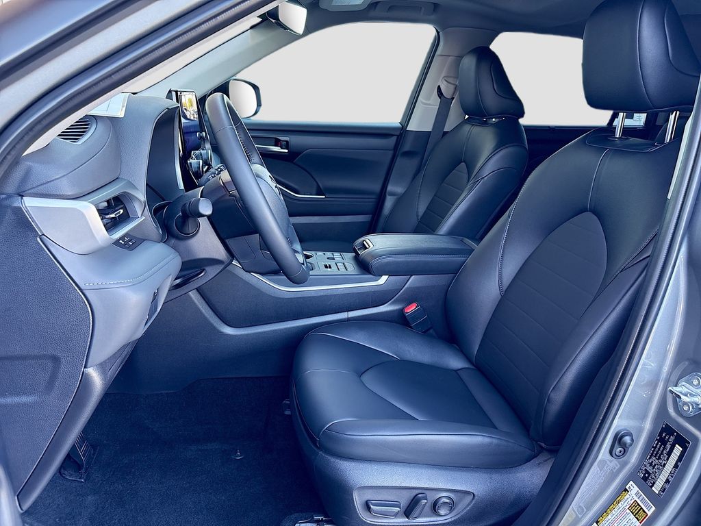 Thumbnail: 2025 Toyota Highlander - 19