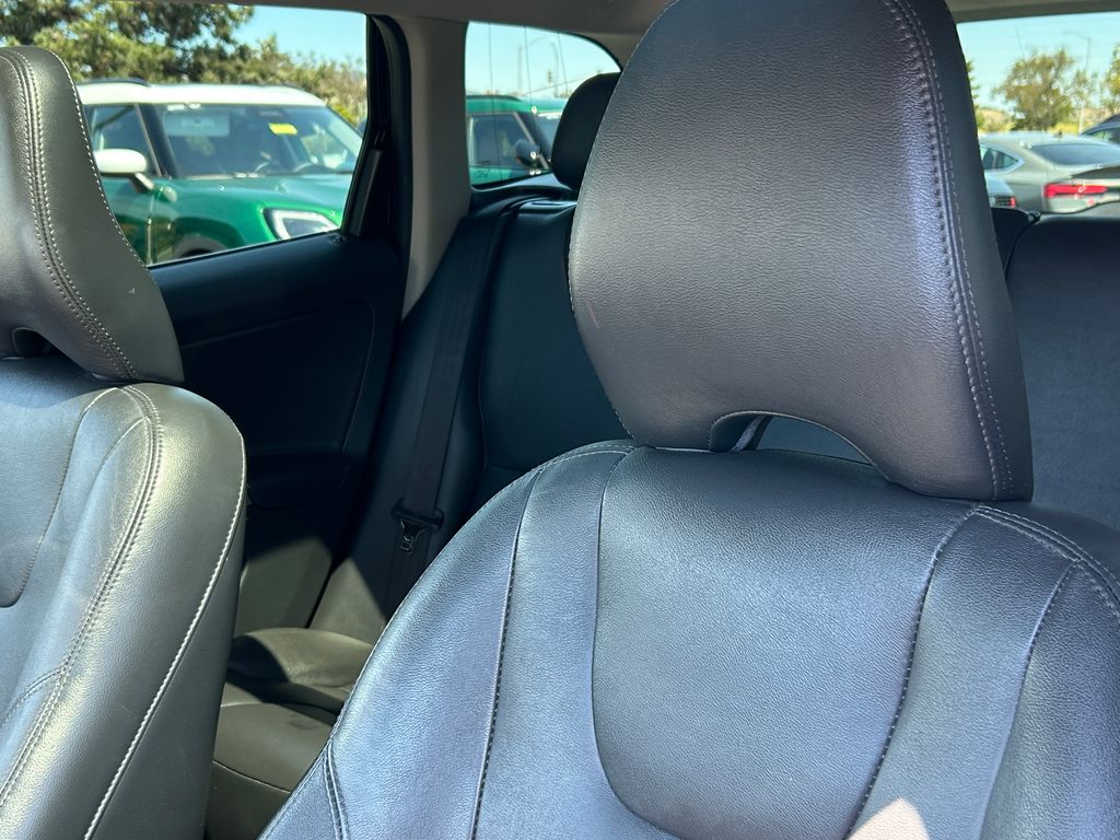 Thumbnail: 2016 Volvo XC60 - 15