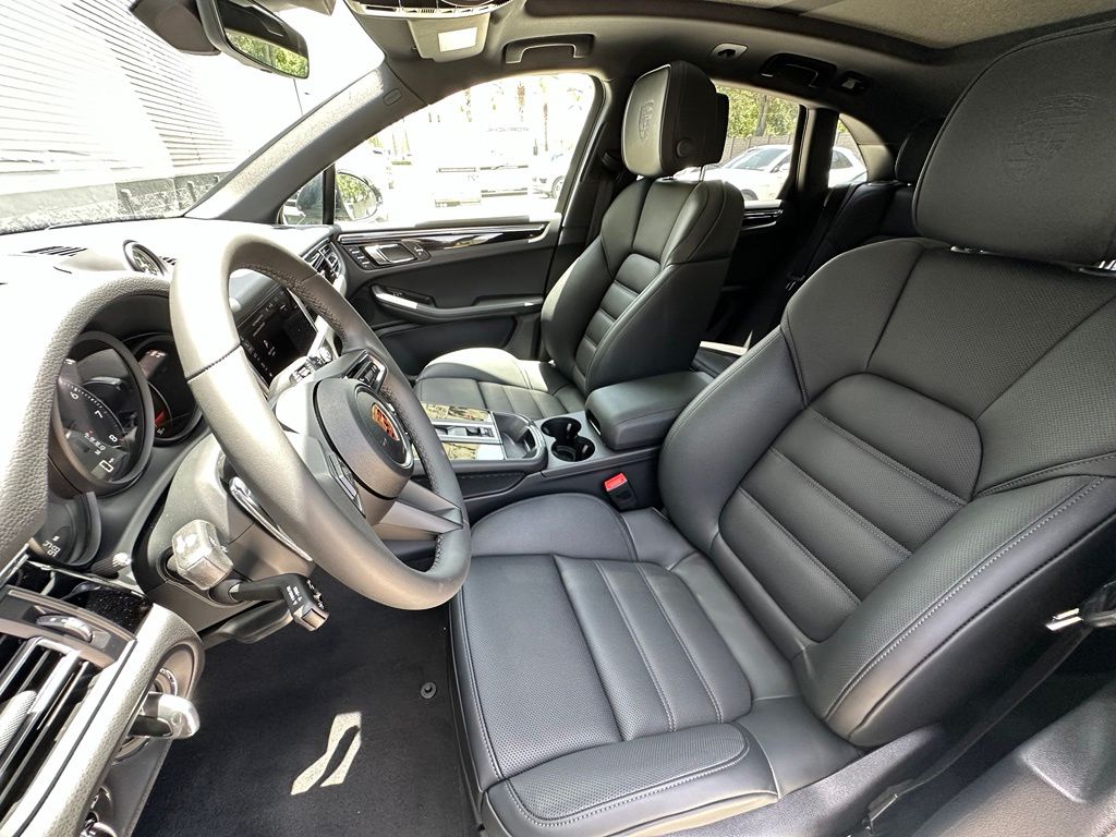 Thumbnail: 2026 Porsche Macan - 5