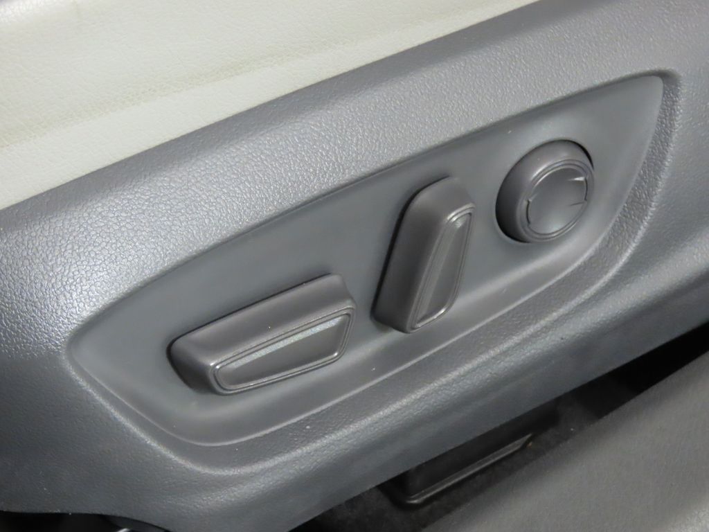 Thumbnail: 2018 Toyota Camry - 30