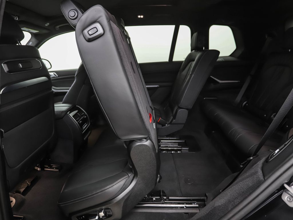 Thumbnail: 2026 BMW X7 - 25