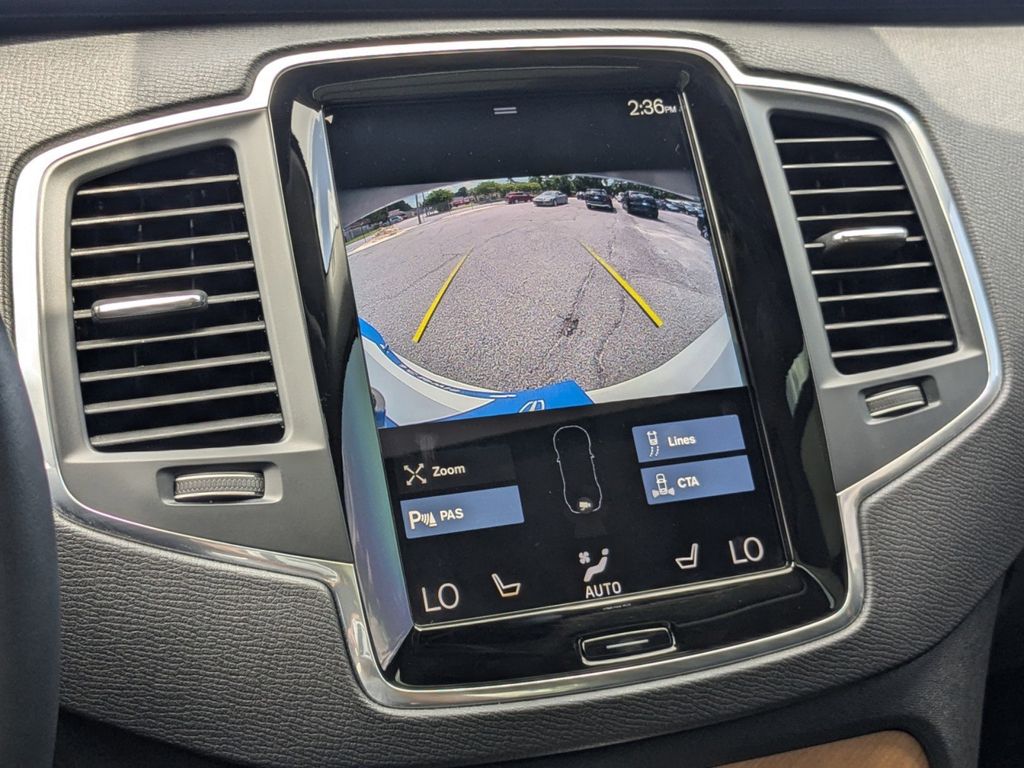 2022 Volvo XC90 T6 Momentum 6-Passenger