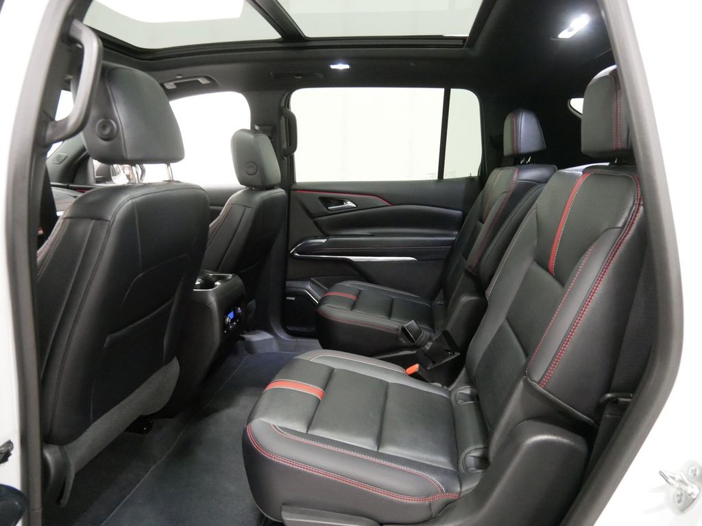 Used 2025 Chevrolet Traverse SUV
