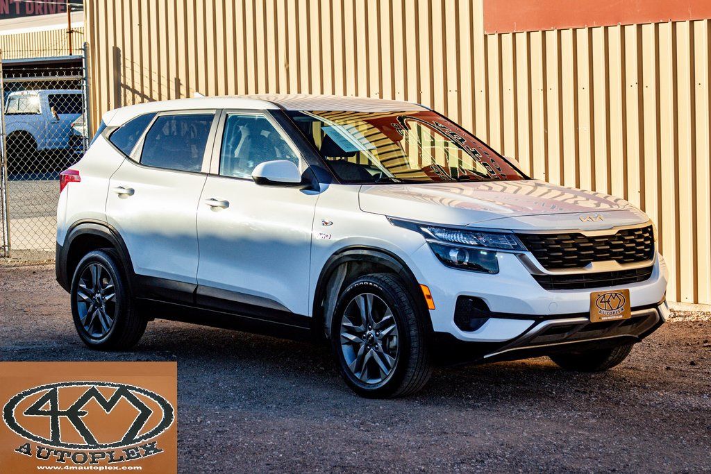 Snow White Pearl 2023 Kia Seltos LX AWD SUV / Crossover All-Wheel Drive Continuously Variable Transmission