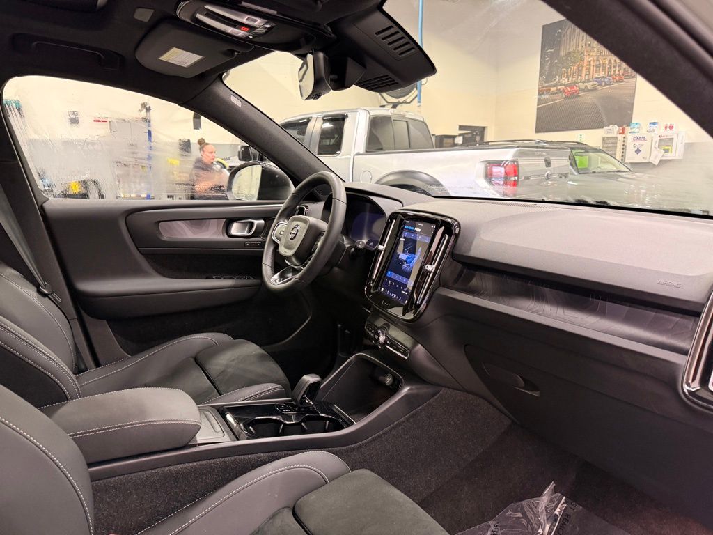 Thumbnail: 2023 Volvo XC40 - 28