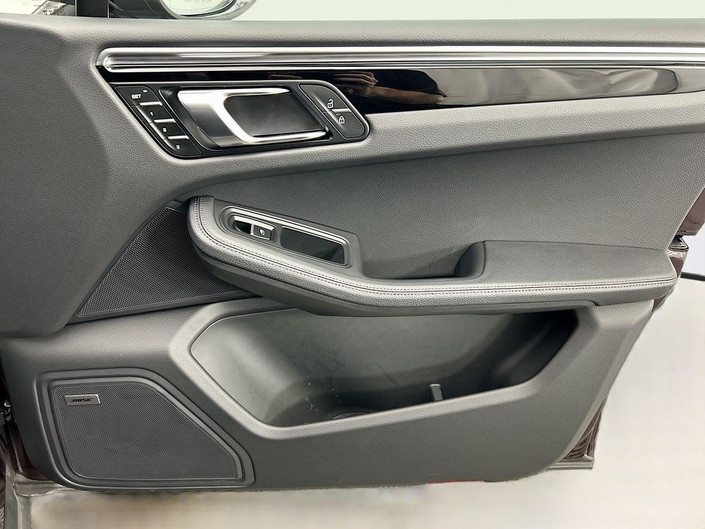 Thumbnail: 2025 Porsche Macan - 26