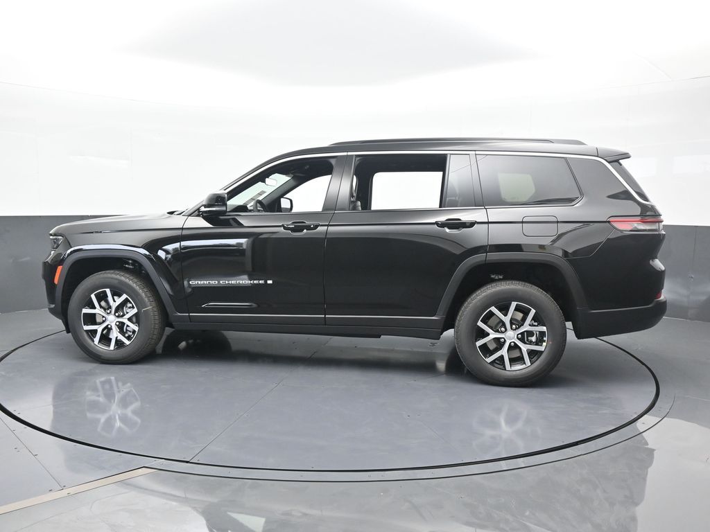 Used 2025 Diamond Black Crystal Pearlcoat Jeep Limited image 3