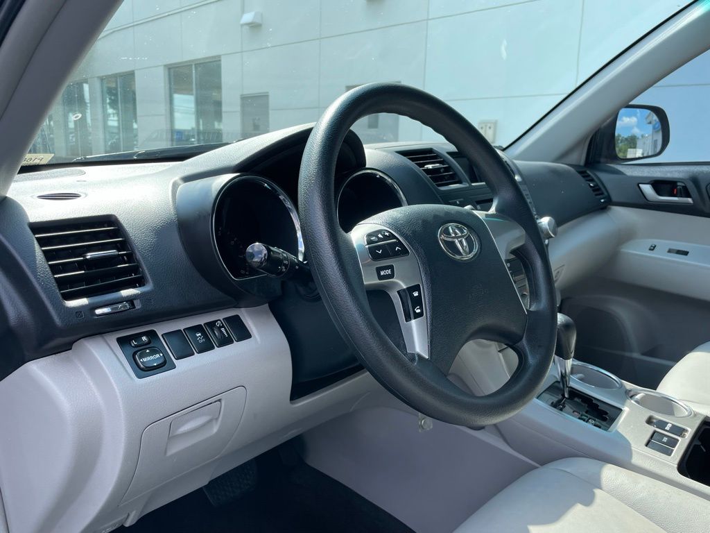 Thumbnail: 2012 Toyota Highlander - 28