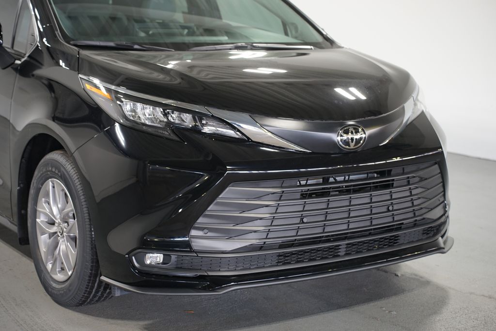 Thumbnail: 2026 Toyota Sienna - 4