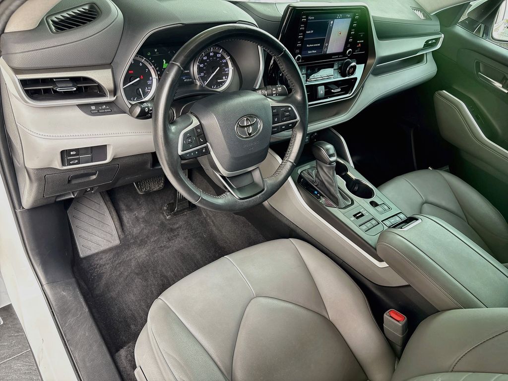 Thumbnail: 2022 Toyota Highlander - 9