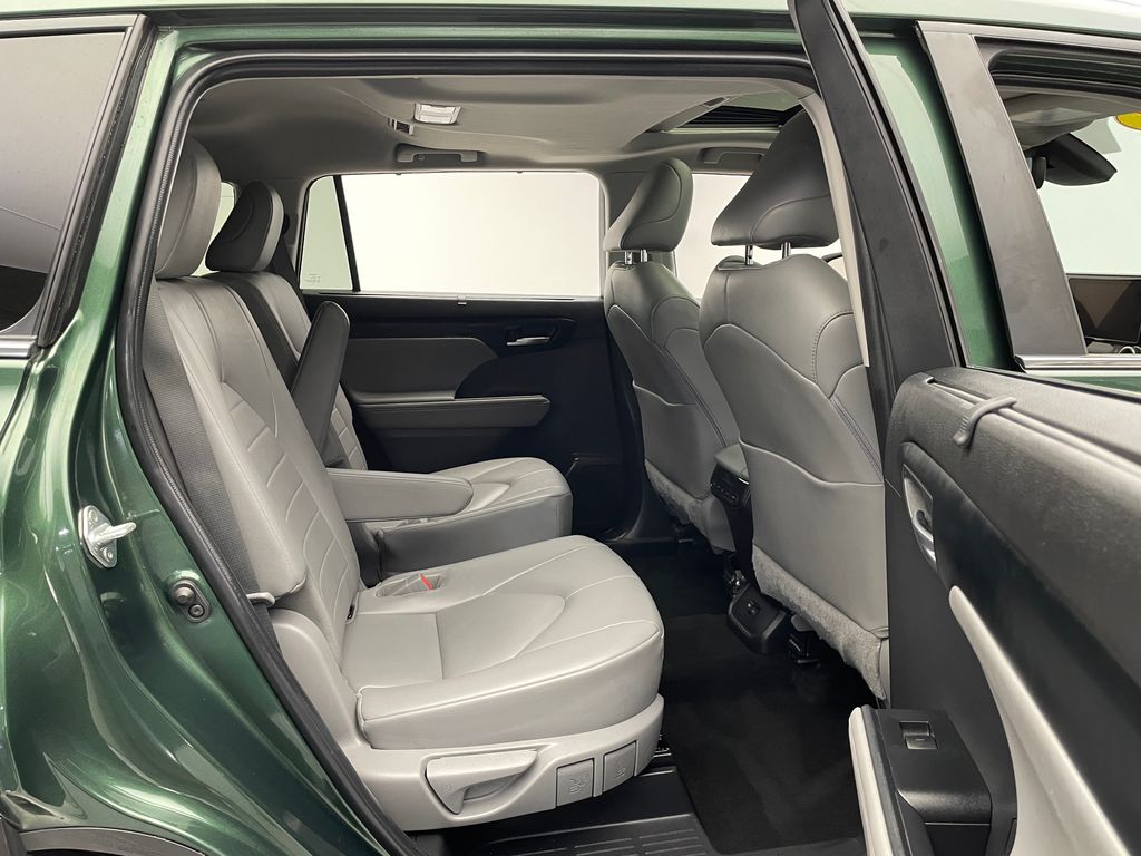 2023 Toyota Highlander XLE 24