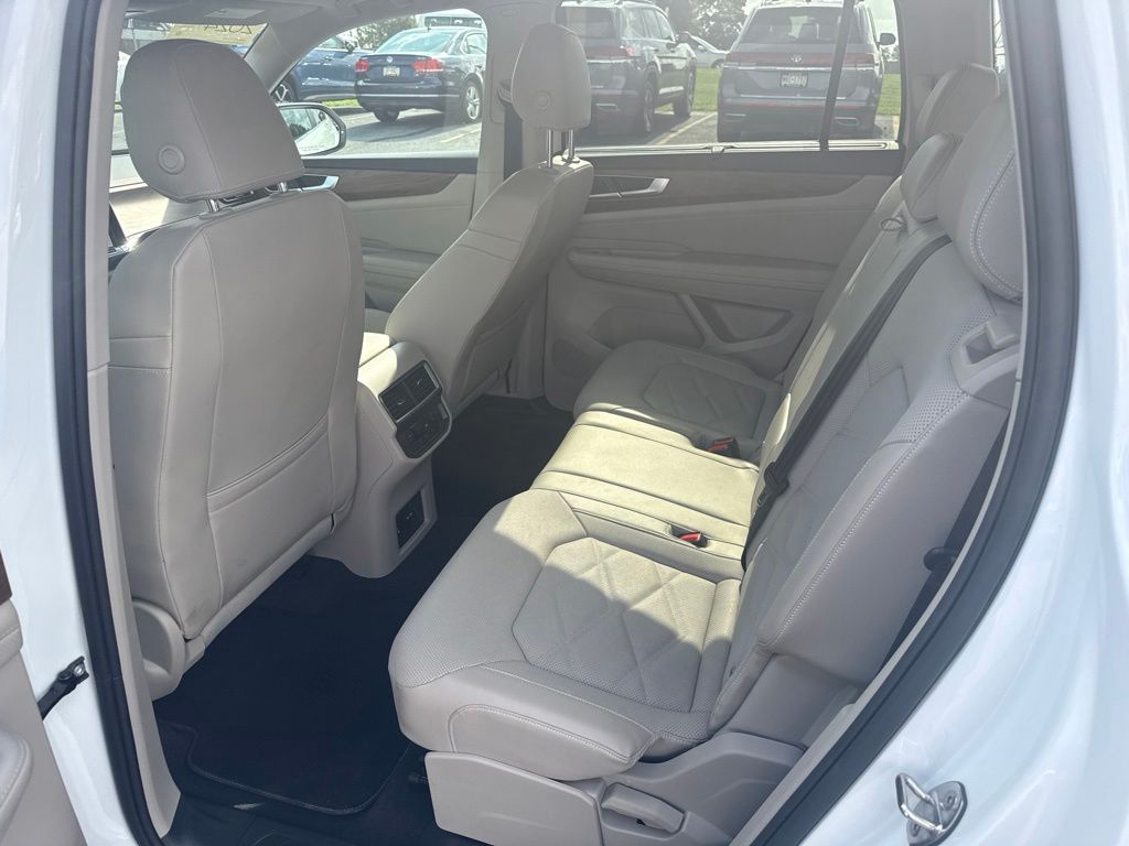 2024 Volkswagen Atlas 2.0T SE w/Technology White at South Hills CDJR