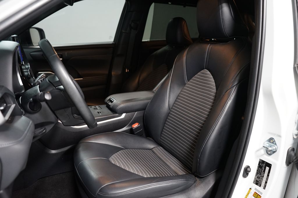 Thumbnail: 2023 Toyota Highlander - 6