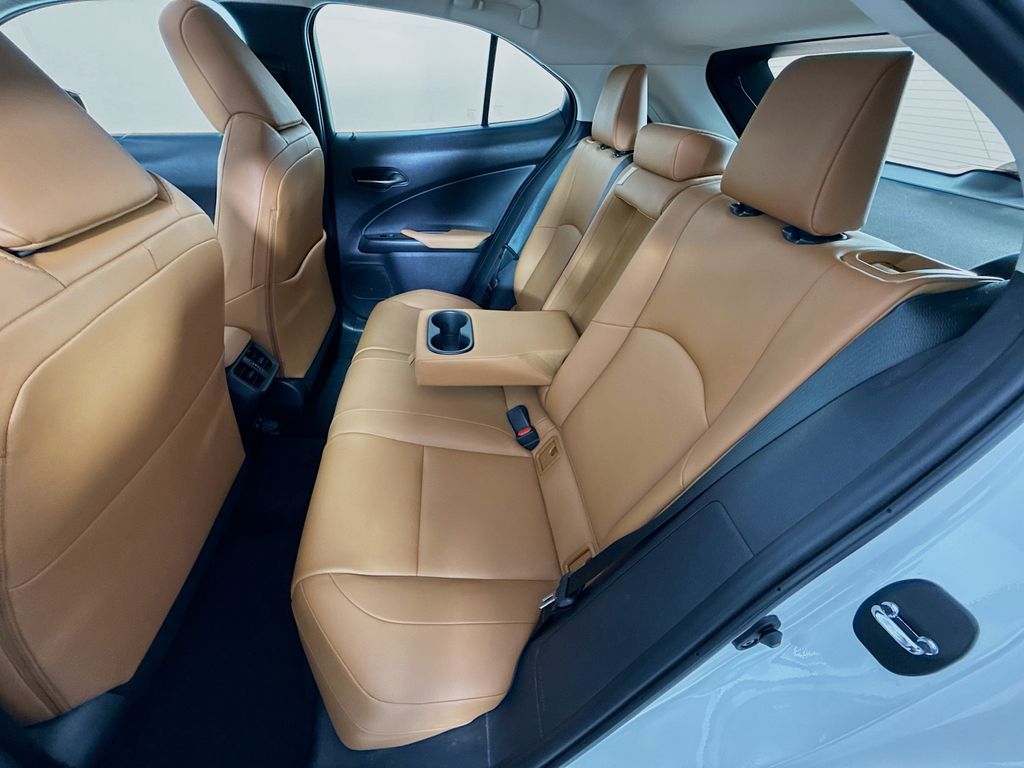 Thumbnail: 2020 Lexus UX - 23