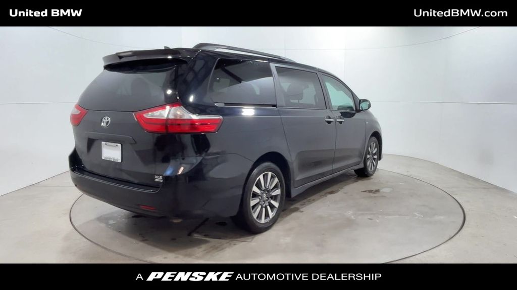 2018 Toyota Sienna XLE 8