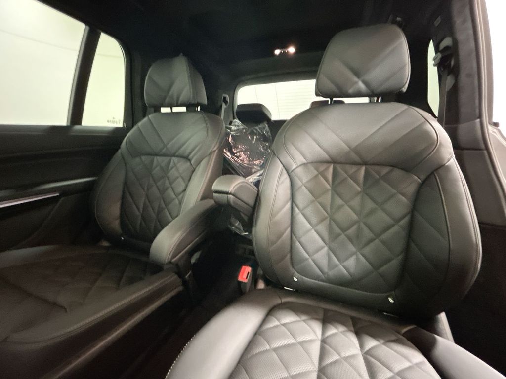 Thumbnail: 2026 BMW X7 - 21