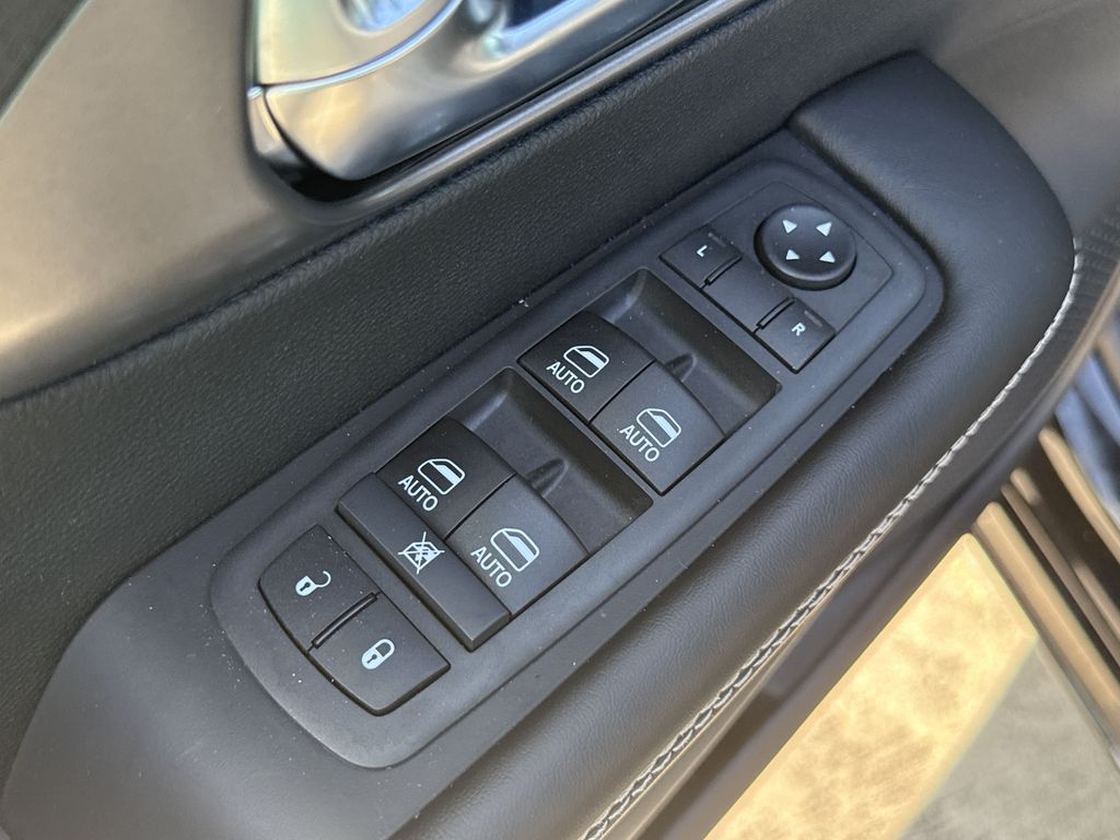 2026 Chrysler Voyager LX - 9