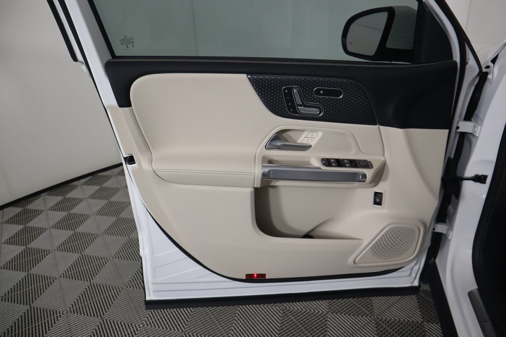 Thumbnail: 2025 Mercedes-Benz GLB - 24