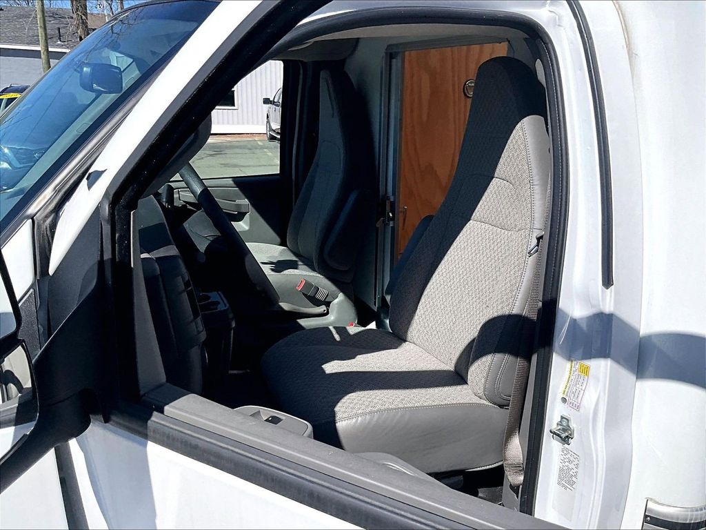 2025 Chevrolet Express 3500 — photo 11