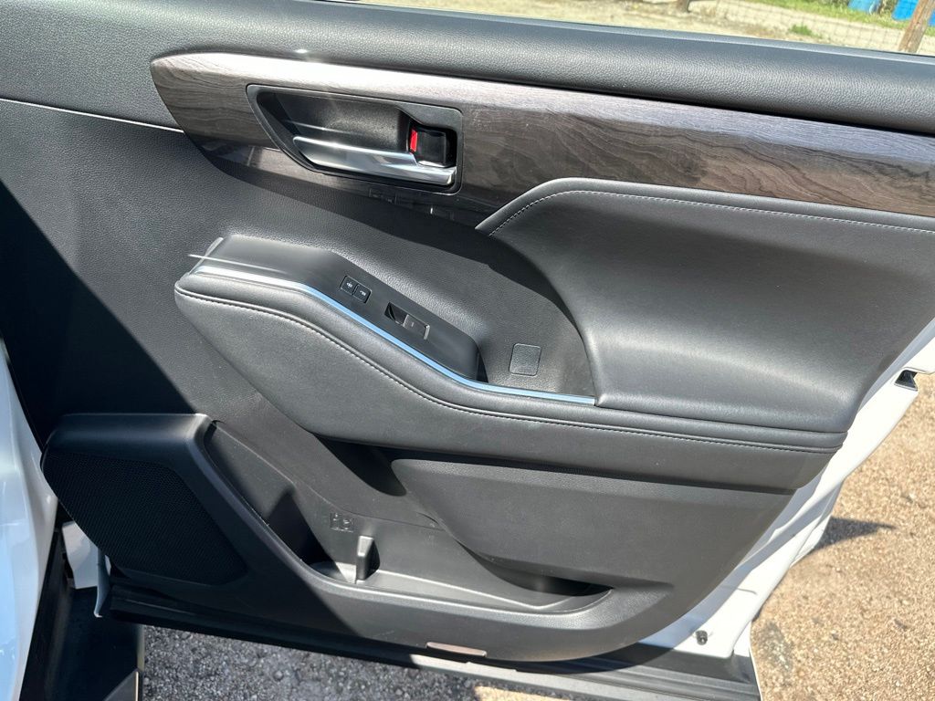 Used 2022 Toyota Highlander Hybrid SUV