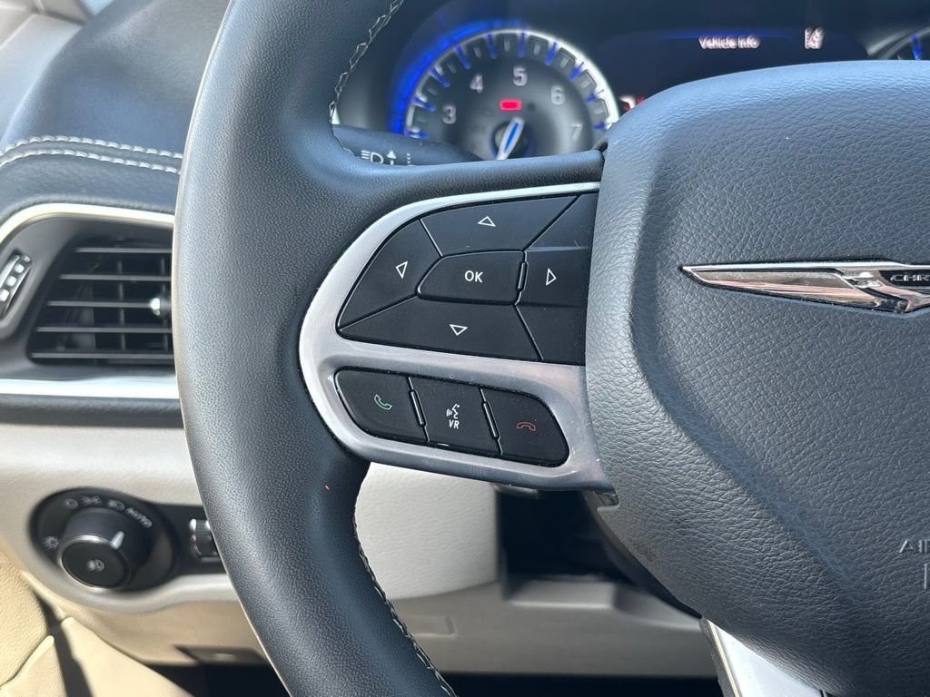 2023 Chrysler Pacifica Limited photo