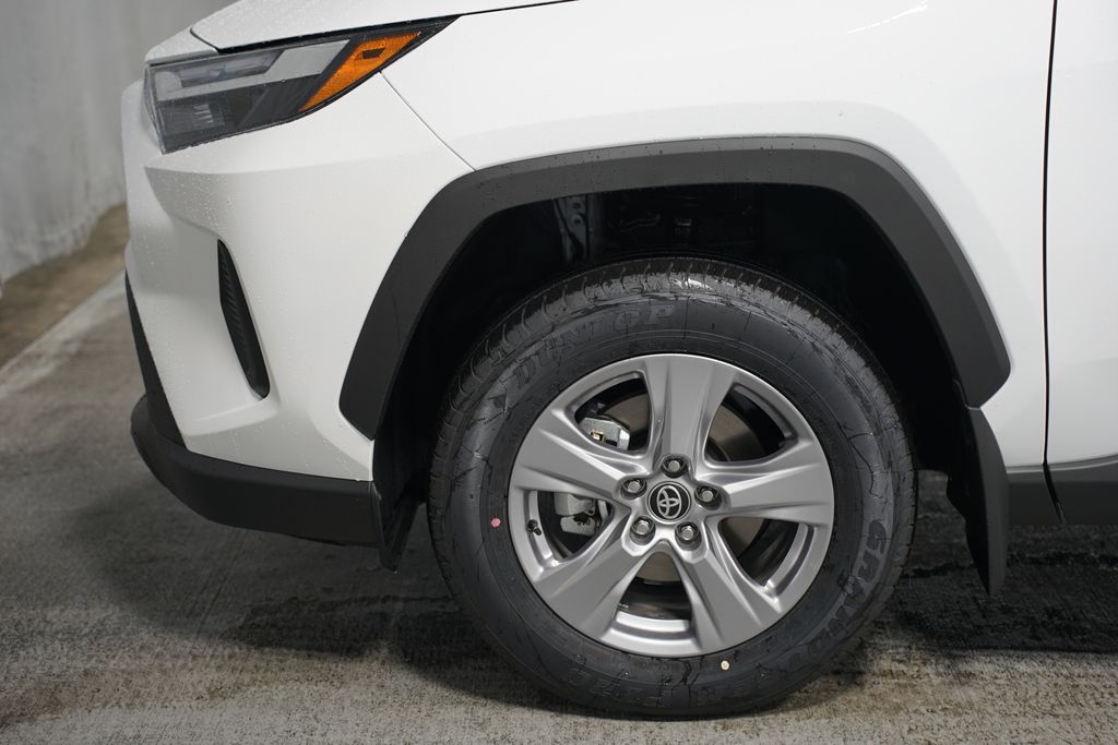 2025 Toyota RAV4 XLE 5