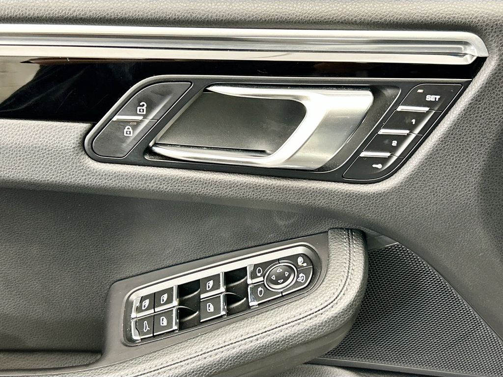 Thumbnail: 2020 Porsche Macan - 24