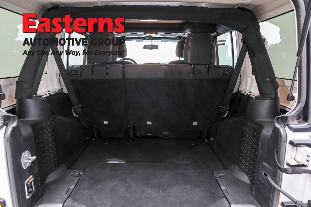 Used 2018 White Jeep Unlimited Sahara image 9
