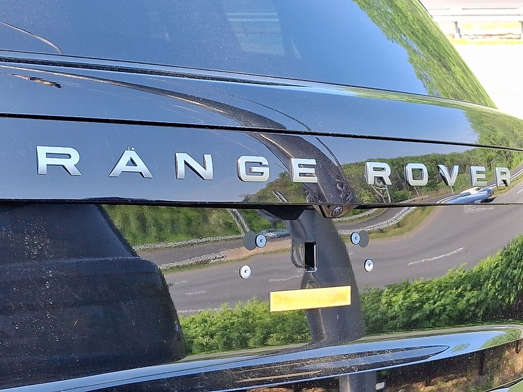 2025 Land Rover Range Rover SE 13