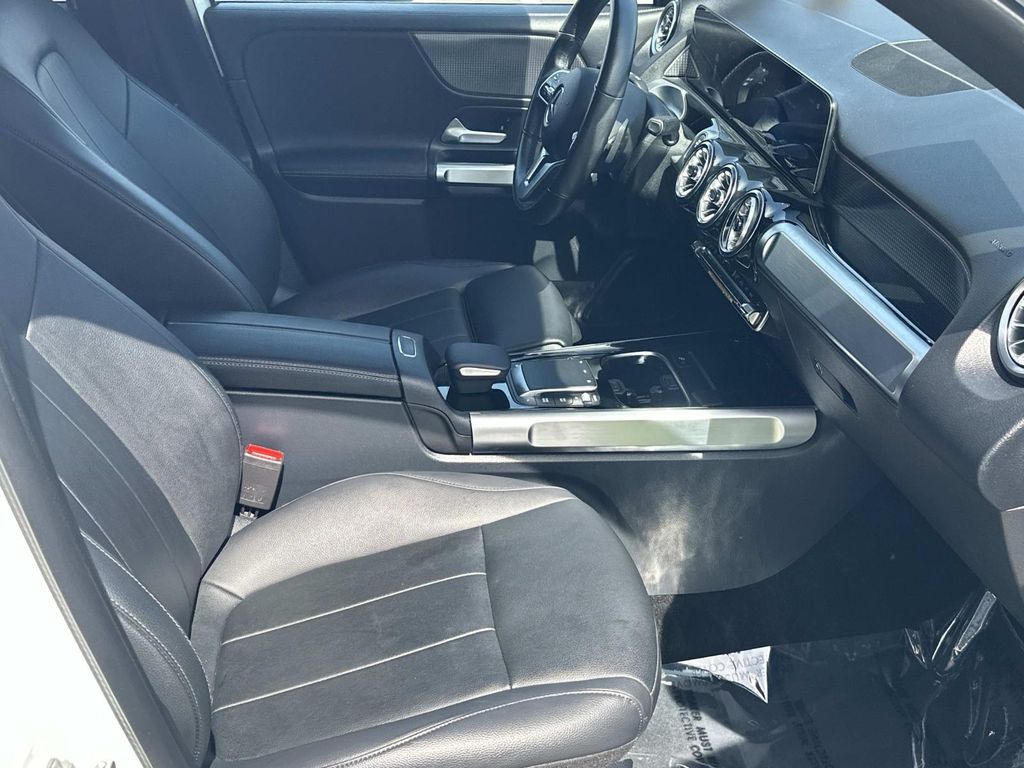 Thumbnail: 2022 Mercedes-Benz GLB - 20