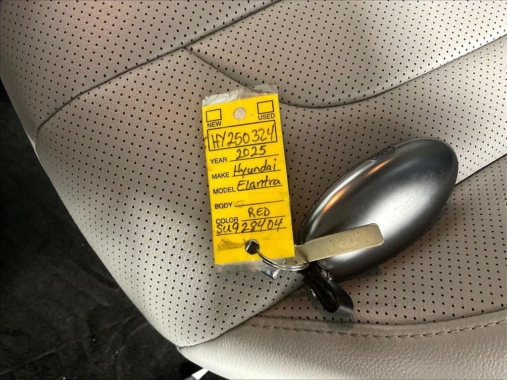 2025 Hyundai Elantra — photo 31