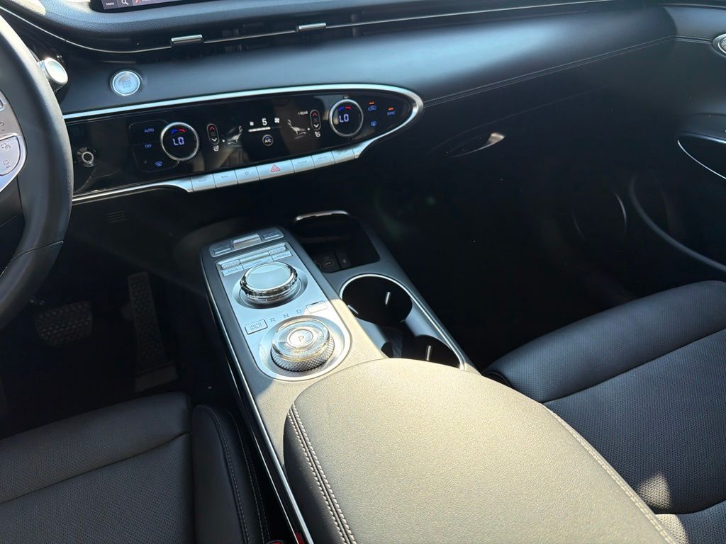 Thumbnail: 2022 Genesis GV70 - 15