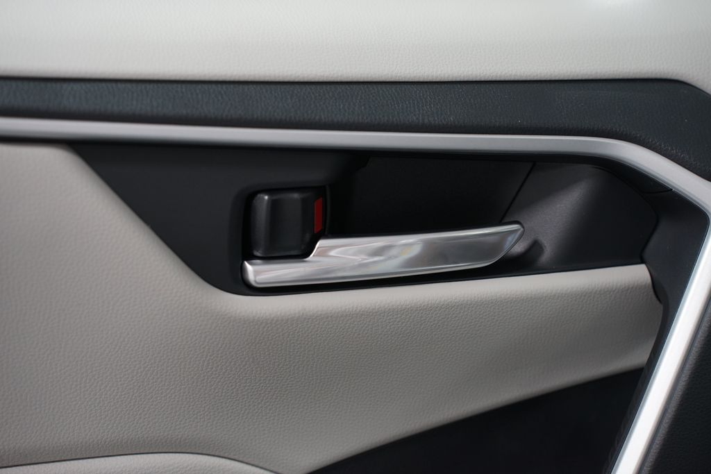 Thumbnail: 2025 Toyota RAV4 - 32