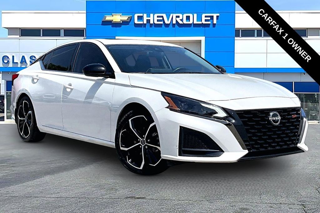 Pearl White Tricoat 2023 Nissan Altima Sedan Front-Wheel Drive Continuously Variable Transmission