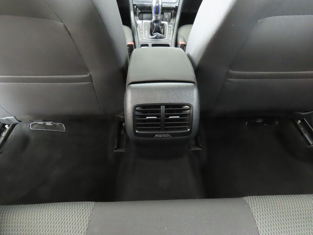 Thumbnail: 2019 Volkswagen e-Golf - 25