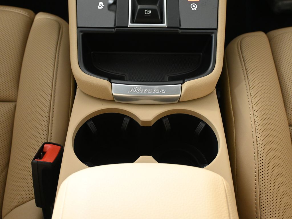 Thumbnail: 2026 Porsche Macan - 27