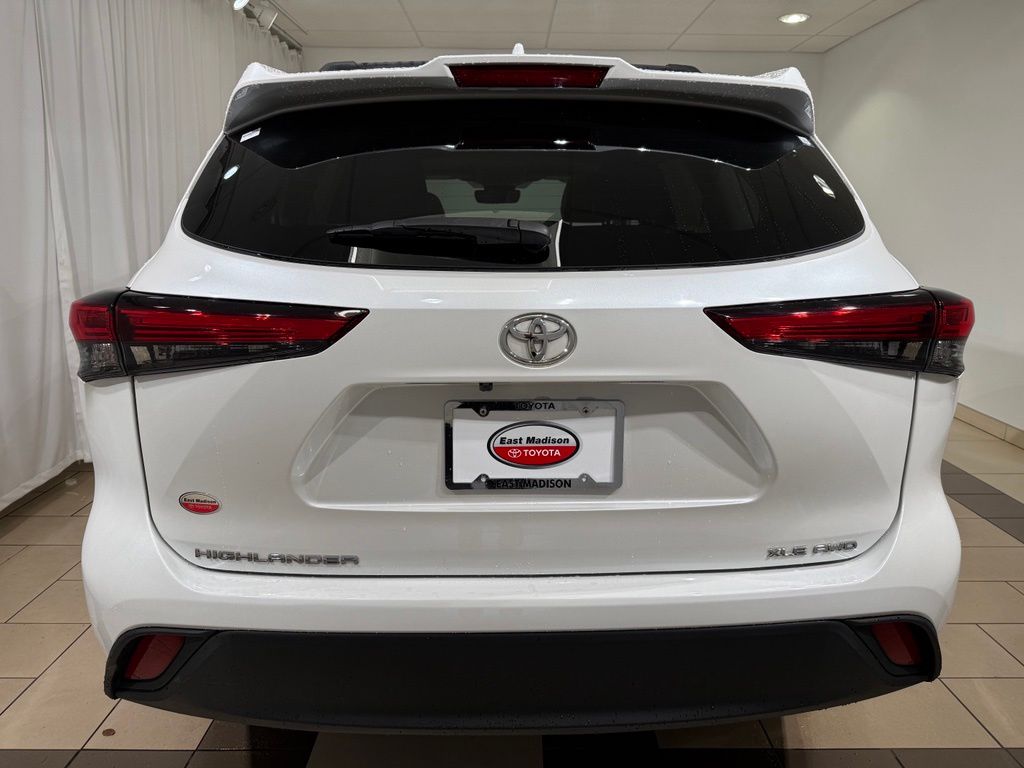 Thumbnail: 2023 Toyota Highlander - 4