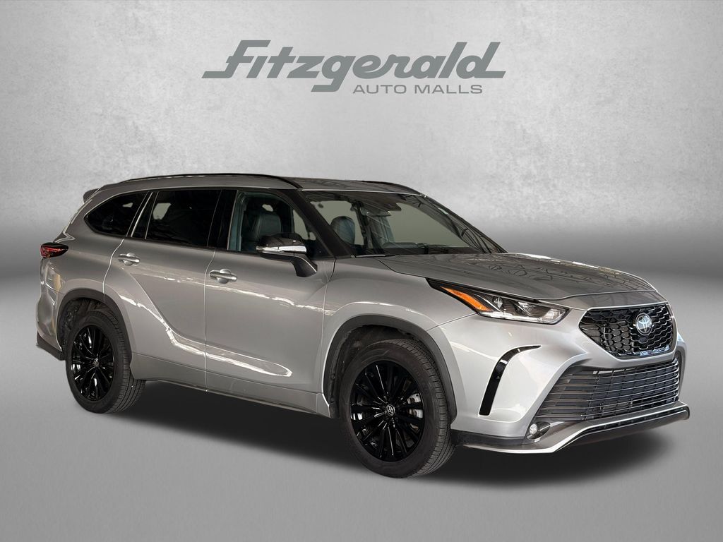 Celestial Silver Metallic 2024 Toyota Highlander SUV / Crossover Front-Wheel Drive 8-Speed Automatic