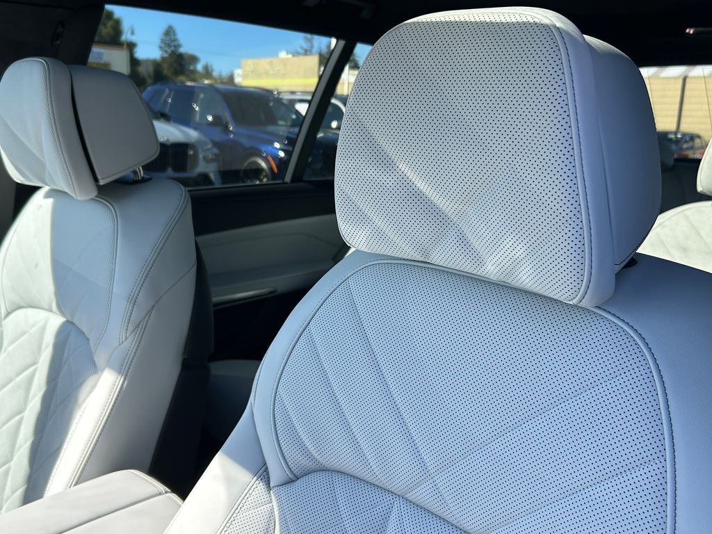 Thumbnail: 2026 BMW X7 - 14
