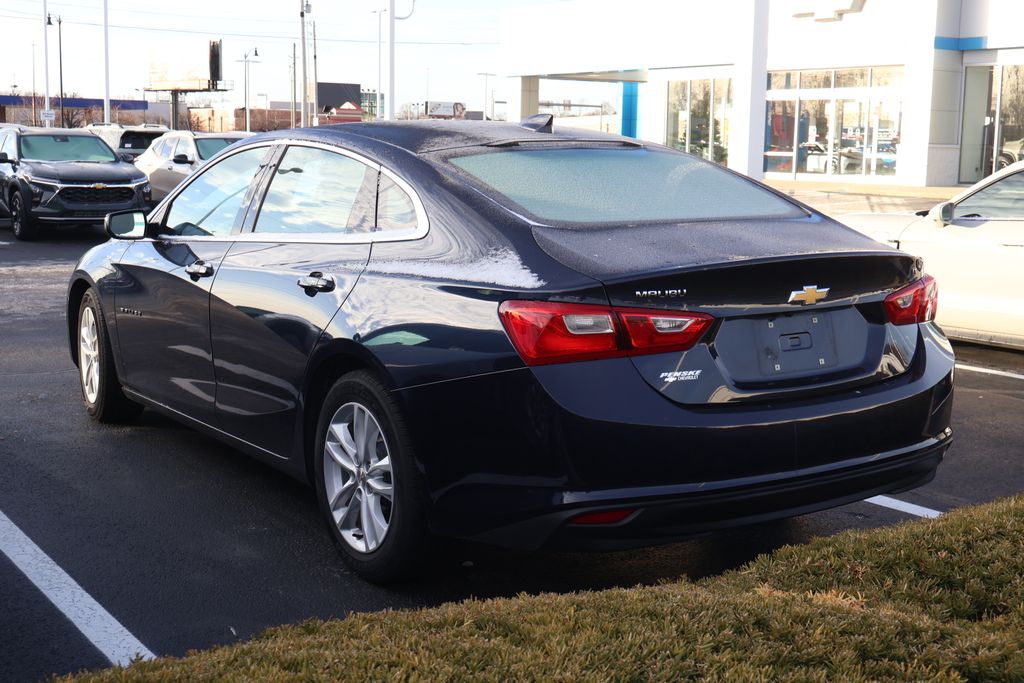 Thumbnail: 2017 Chevrolet Malibu - 10